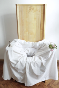 2023; borth gerti; frauenzimmer; freudenthaler doris Dampfstuhl mit Tuch