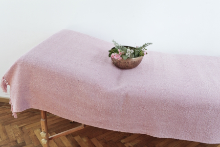 2023; borth gerti; frauenzimmer; freudenthaler doris Bett mit Kräuterschale